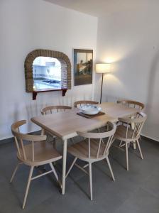 ネルハにあるHACIENDA 36 MENYBERの木製テーブル、椅子、テーブル、ランプ