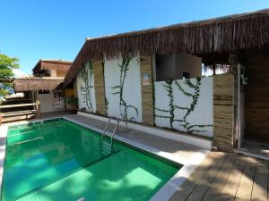 a villa with a swimming pool in a resort at Villa Girassol in Ilhabela
