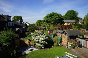 une vue aérienne d'une cour avec des maisons dans l'établissement Ferienwohnung 'zimmer Frei', à Gelsenkirchen