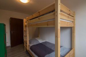 une chambre avec deux lits superposés dans une pièce dans l'établissement Ferienwohnung 'zimmer Frei', à Gelsenkirchen
