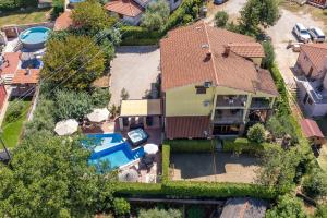 une vue aérienne d'une maison avec piscine dans l'établissement Villa Bucks near Poreč for 20 persons with Sea View, Whirlpool, Sauna & Fitness, à Višnjan