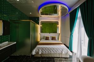 ein Schlafzimmer mit einem Bett und einer grünen Wand in der Unterkunft Sky Star Hotel in Cần Thơ