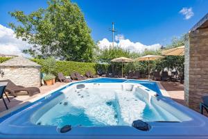 une piscine dans une cour arrière avec une piscine dans l'établissement Villa Bucks near Poreč for 20 persons with Sea View, Whirlpool, Sauna & Fitness, à Višnjan
