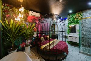 ein Zimmer mit einem Vogelkäfig mit einem Bett darin in der Unterkunft Sky Star Hotel in Cần Thơ