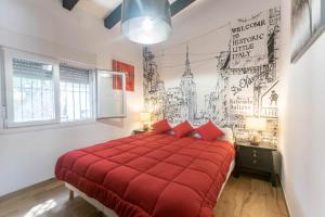 ein Schlafzimmer mit einem roten Bett mit einer roten Decke in der Unterkunft Casa Chatsee in Torrox