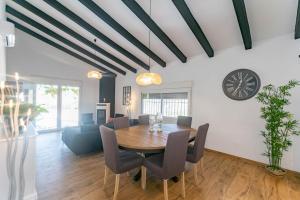 ein Esszimmer und ein Wohnzimmer mit Tisch und Stühlen in der Unterkunft Casa Chatsee in Torrox + 16 Fotos