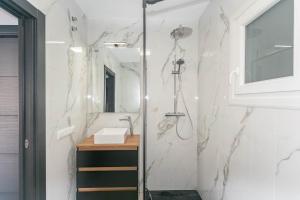 ein Badezimmer mit Dusche und Waschbecken in der Unterkunft Casa Chatsee in Torrox