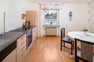 uma cozinha com um balcão e uma mesa em Traumschmiede em Bad Emstal
