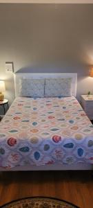 um quarto com uma cama com uma colcha em Experience The Serenity Of Pineapple Acre Pocono em Stroudsburg