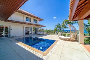 卡塔海灘的住宿－Scenic Seaview Villa Sea Dream for 9, Tennis Court, 5min walk to Kata Noi Beach，一座房子后院的游泳池