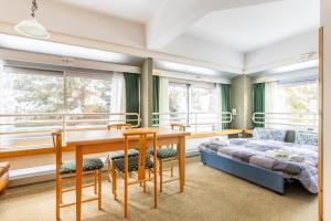 馬里爾伊瓦的住宿－Al centro della Val di Sole，卧室配有一张床和一张桌子及椅子