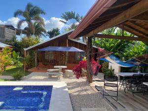 福爾圖納的住宿－Cabañas Litos #2，一个带吊床和游泳池的庭院