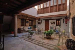 un patio con sillas y una mesa en un edificio en Charminghomesgranada Apartamento Granada Romantica en Granada