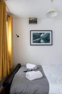 Кровать или кровати в номере Neath Road - Flat 1