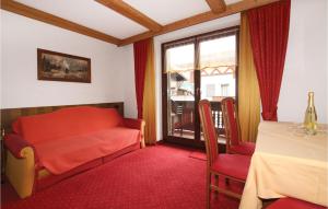 キルヒベルク・イン・チロルにある1 Bedroom Beautiful Apartment In Kirchbergのリビングルーム(赤いソファ、窓付)