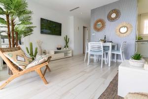 ein Wohnzimmer mit einem Stuhl und einem Tisch in der Unterkunft rentafive Nuevo Parking AA Ascensor in Santa Pola