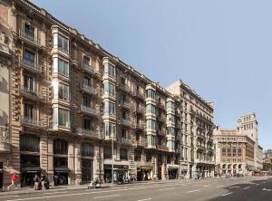 un gran edificio al lado de una calle de la ciudad en Canela Homes BARCELONA UNIVERSITAT, en Barcelona