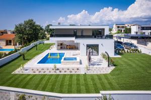 een luchtzicht op een huis met een zwembad bij Villa MaEm in Central Istria for families with Sauna, Whirlpool & Sea View in Juršići