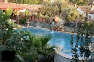 塞尔丘克Karameşe Taş Ev - Karameşe Stone House的花园内的游泳池,花园内设有喷泉