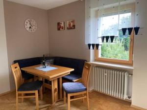 d'une salle à manger avec une table, des chaises et une fenêtre. dans l'établissement Haus Boscher, à Pappenheim