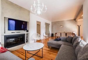 Una sala de estar con un sofá y una chimenea. en Azores Top House // Luxury and New House, en Ponta Delgada