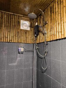 een douche in een badkamer met een douchekop bij Nana Bungalows in Ban Tan