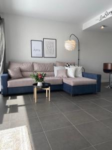 a living room with a couch and a table at Fuerte Confort in La Oliva