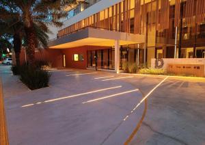 an empty parking lot in front of a building at Vida Urbana - Allure - Setor Oeste in Goiânia