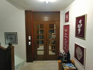pasillo con puerta de madera en una habitación en Lookout Resort apartments, en Rovte