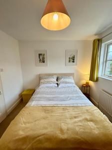 ein Schlafzimmer mit einem großen Bett in einem Zimmer in der Unterkunft KB21 Attractive 2 Bed House, pets/long stays with easy links to London, Brighton and Gatwick in Roffey