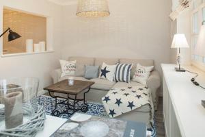ein Wohnzimmer mit einem Sofa und einem Tisch in der Unterkunft Bestehorn in Keitum