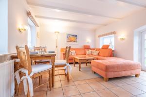 a living room with a couch and a table at Kleine Kate in Keitum