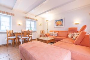 a living room with a couch and a table at Kleine Kate in Keitum