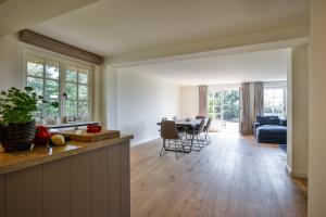 a kitchen and living room with a table and chairs at Daluja in Keitum