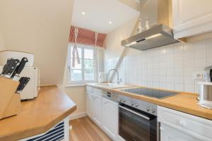 a kitchen with a sink and a stove at Barig Hues OG in Munkmarsch