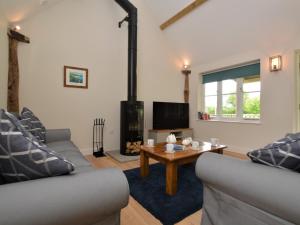 TV a/nebo společenská místnost v ubytování 2 bed in Sherborne 80735