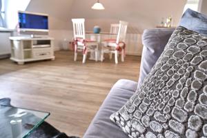 a living room with a couch and a table at Sharky Bay in Keitum