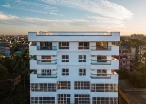 un edificio blanco con ventanas y una ciudad en Borail Homes, en Silchar