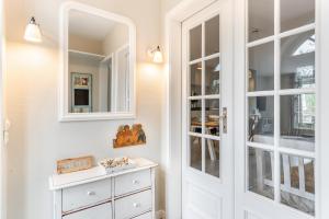 Zimmer mit weißer Tür und Kommode in der Unterkunft Ahoi in Archsum
