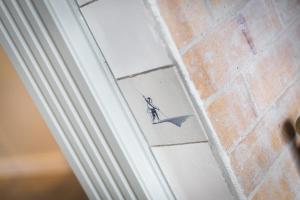 eine Zeichnung eines Mannes, der einen Hai an der Wand reitet in der Unterkunft Ahoi in Archsum