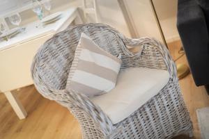 a wicker chair with a pillow in a room at Uaster Reeg III Studio in Archsum