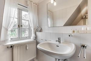 Koupelna v ubytování Westerhoern 46 Haus 2 App 24 + 8 fotografií