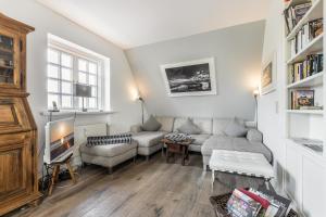 a living room with a couch and a table at Takerhof Galerie Wohnung 10 in Keitum