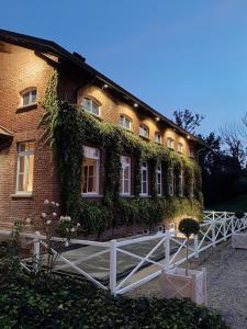 a building with ivy growing on the side of it at B&B Tenuta Castello Golf Club in Cerrione