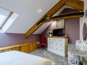 2 Bed in South Molton 81228 في East Worlington: غرفة نوم مع سرير ومكتب مع تلفزيون