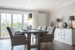 une salle à manger avec une table et des chaises dans l'établissement Suederwind 2, à Keitum