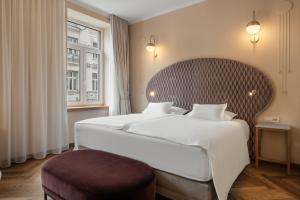 una camera d'albergo con un grande letto e una finestra di Grand Hotel Union Eurostars a Lubiana