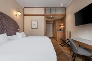 Cette chambre comprend un lit et un bureau. dans l'établissement Grand Hotel Union Eurostars, à Ljubljana