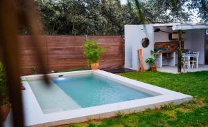 una piscina in un cortile accanto a una recinzione di Villa Experience Rural a Ronda