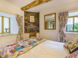 1 dormitorio con cama y espejo en 1 bed in Llanwrtyd Wells BN254 en Beulah